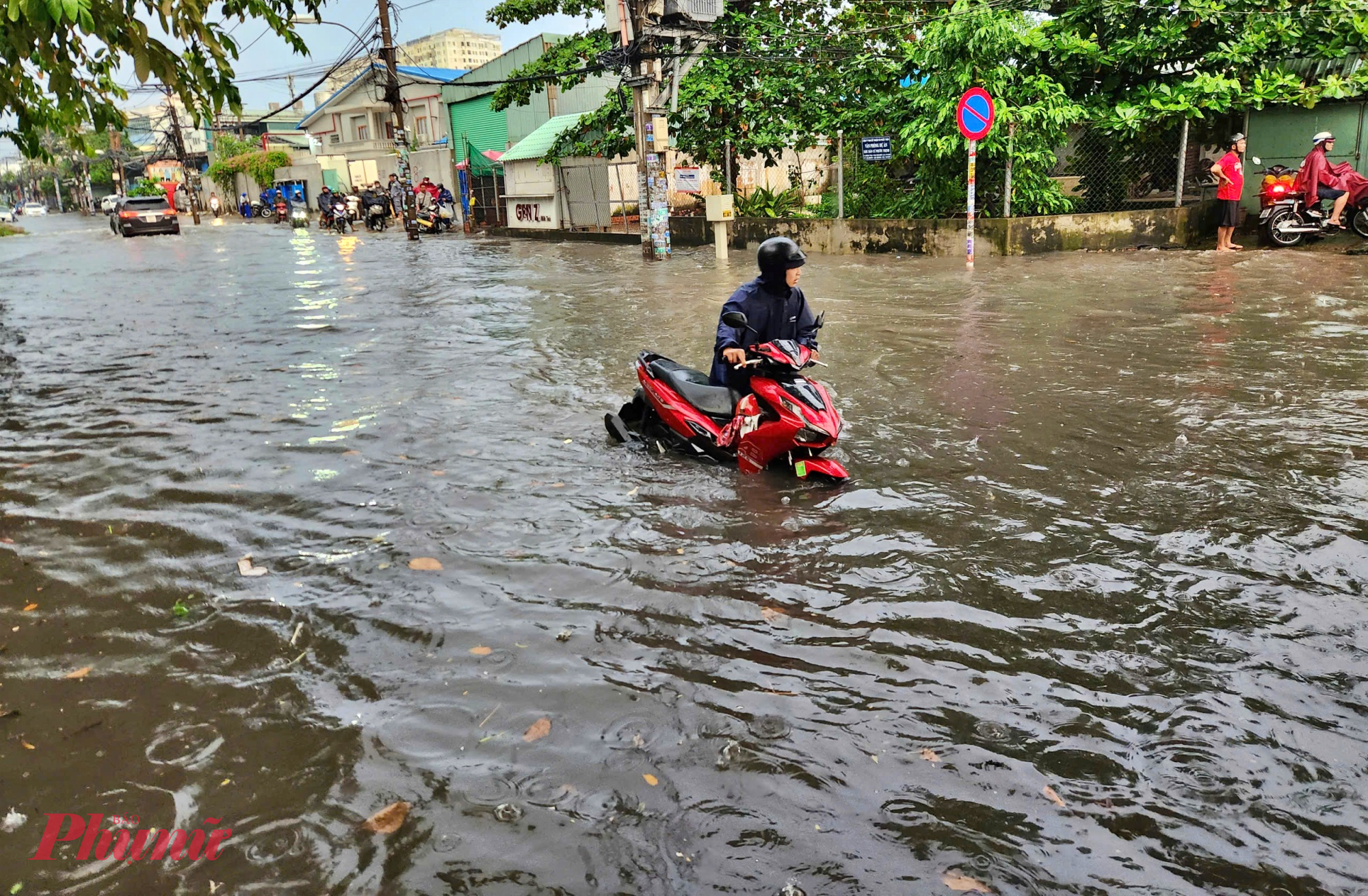 Mỗi lần mưa, tuyến đường Tân Thới Nhất 08 biến thành sông, ngập gần tới yên xe máy khiến người dân không thể di chuyển đuộc.