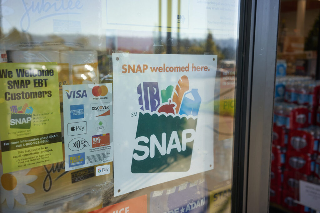 Biển báo SNAP được chào đón tại đây dán ở lối vào một cửa hàng Big Lots ở thành phố Portland, bang Oregon - Ảnh: Getty Images