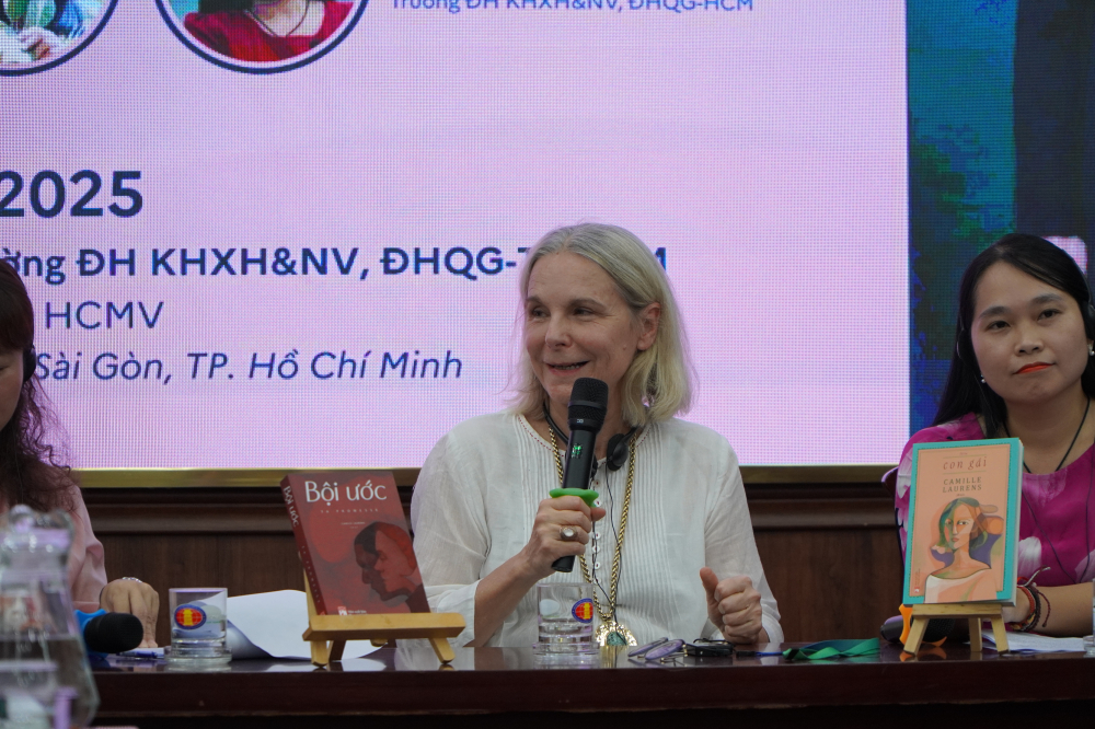 Nhà văn Camille Laurens giao lưu cùng sinh viên và độc giả tại Trường