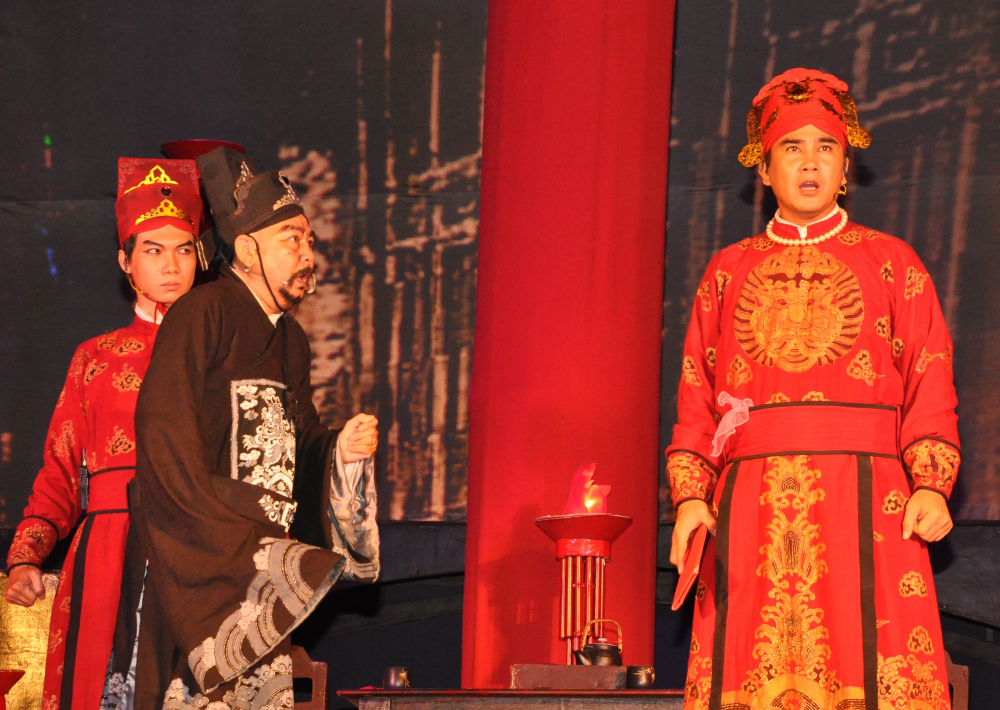 Hình tượng Tả quân Lê Văn Duyệt trên sân khấu Tháng 9/2008, Nhà hát Kịch TPHCM ra mắt vở Tả quân Lê Văn Duyệt, được cố NSND Doãn Hoàng Giang dàn dựng từ kịch bản Người mang 9 án tử của tác giả Phạm Văn Quý với dàn diễn viên hùng hậu: Thế Anh, Quyền Linh, Bảo Trí, Trịnh Kim Chi... Tuy không tạo được hiệu ứng như mong muốn nhưng phần dàn dựng sân khấu hoành tráng, phục trang được đầu tư đẹp mắt với 2 màu đỏ - đen chủ đạo tượng trưng cho 2 thế lực đối đầu nhau trong vở diễn được ghi nhận, gợi mở cho các sân khấu đầu tư mạnh tay cho đề tài lịch sử - Ảnh: Nhà hát Kịch TPHCM.