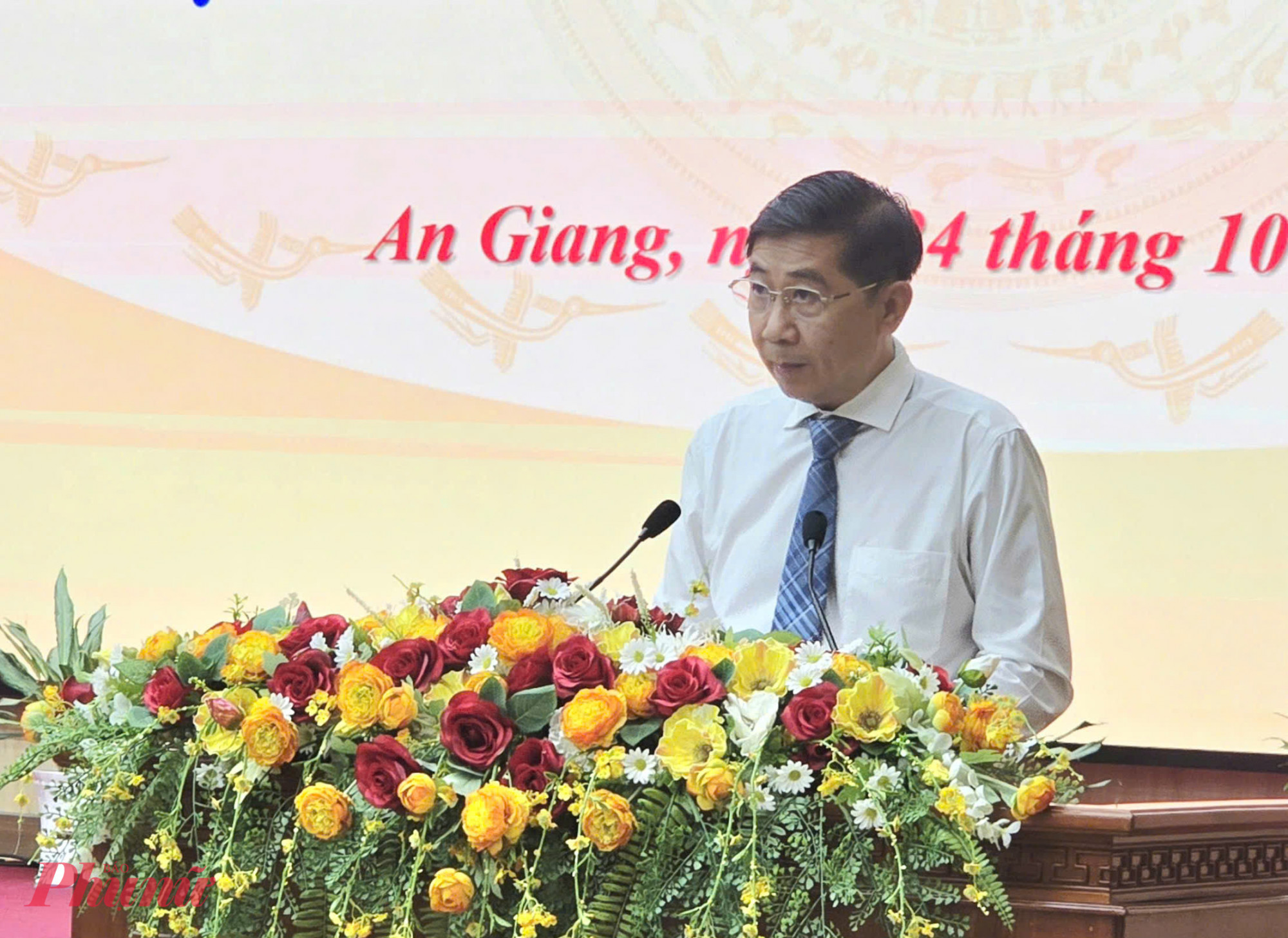 Ông Lê Việt Bắc - Giám đốc Sở Xây dựng tỉnh An Giang thông tin về tuyến tàu điện đô thị tại Phú Quốc - Ảnh Phú Hữu