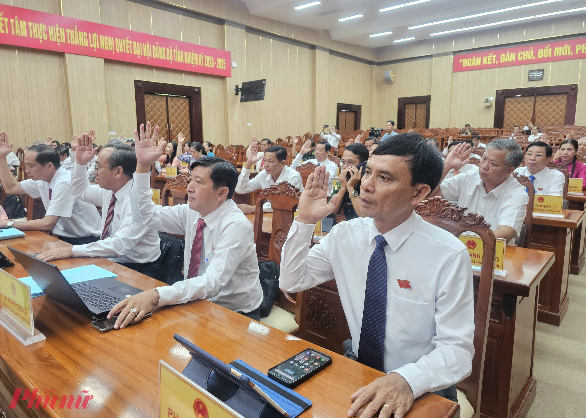 Các đại biểu HĐND tỉnh An Giang biểu quyết thông qua nghị quyết đầu tư tuyến tàu điện đô thị tại Phú Quốc - Ảnh Phú Hữu
