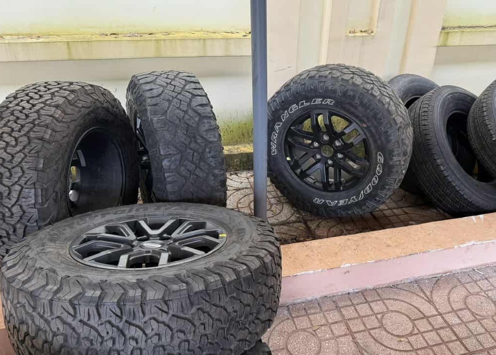 Nhiều bánh xe ô tô bị Khánh trộm cắp  - Ảnh: S.Đ.