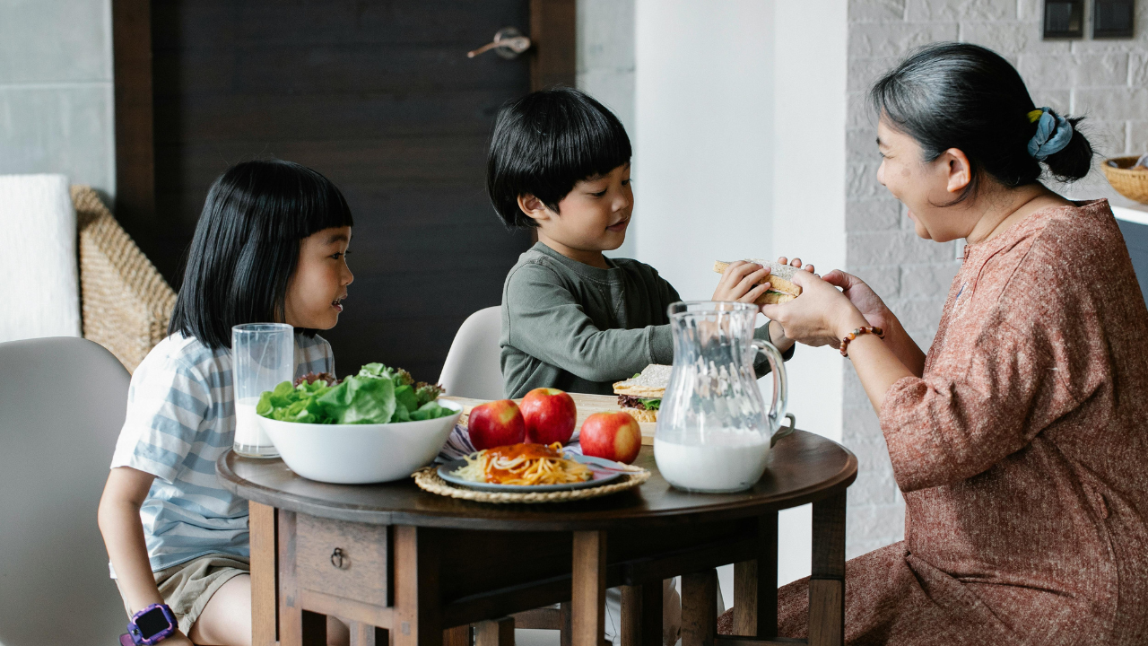 Bà vốn thương cháu, nhưng cách chiều cháu của bà khiến nhiều ba mẹ trẻ cảm thấy không phù hợp. Từ đó dẫn tới tranh cãi trong cách dạy con, cháy - Ảnh: Canva Pro