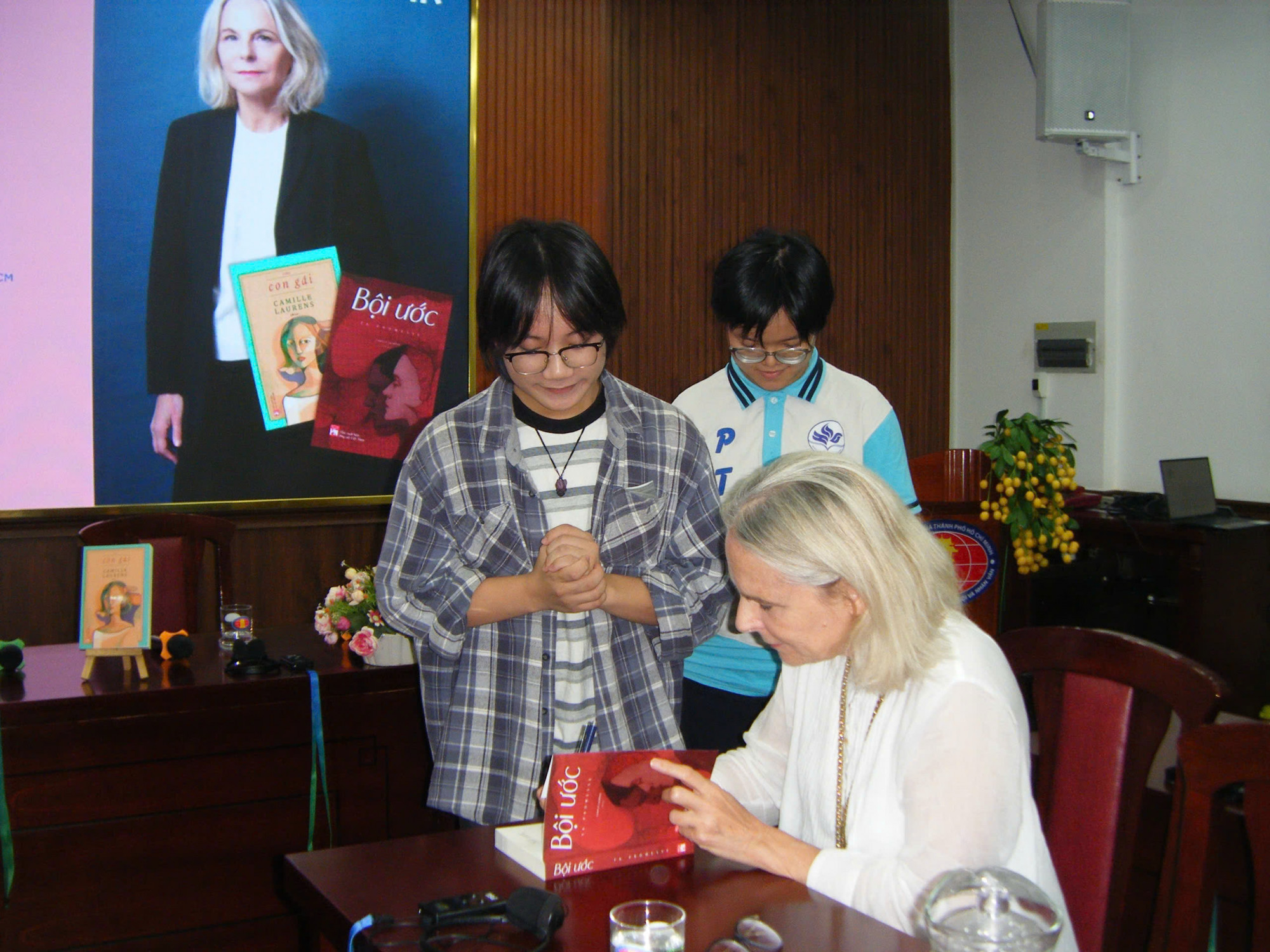 Camille Laurens ký tặng sách tại Đại học Khoa học Xã hội Nhân văn TPHCM - Ảnh : Ngọc Trân)
