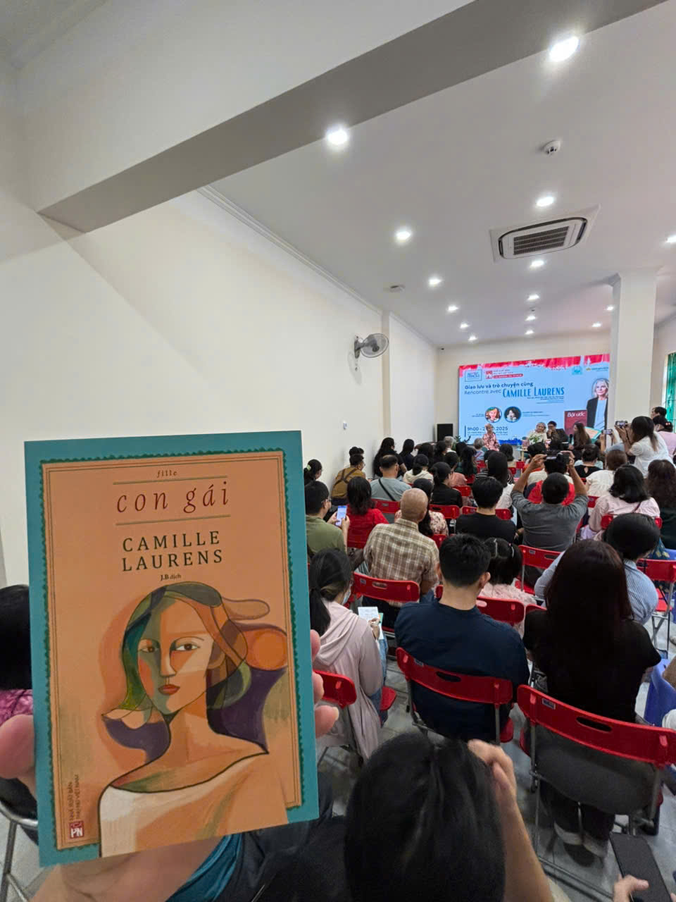 1. Tác phẩm Fille ấn bản tiếng Việt - Con gái - của nhà văn nữ người Pháp tại buổi trò chuyện ở Chi nhánh TPHCM Nhà xuất bản Phụ Nữ - Ảnh: Lam Điền) 