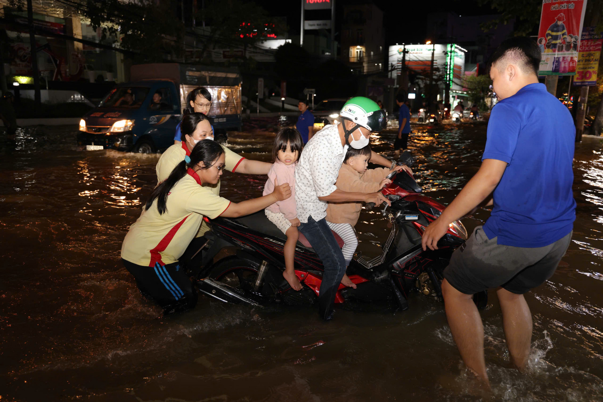 TP Cần Thơ triển khai nhiều lực lượng hỗ trợ người dân đi lại ở các khu vực bị ngập sâu. Ảnh: CTV