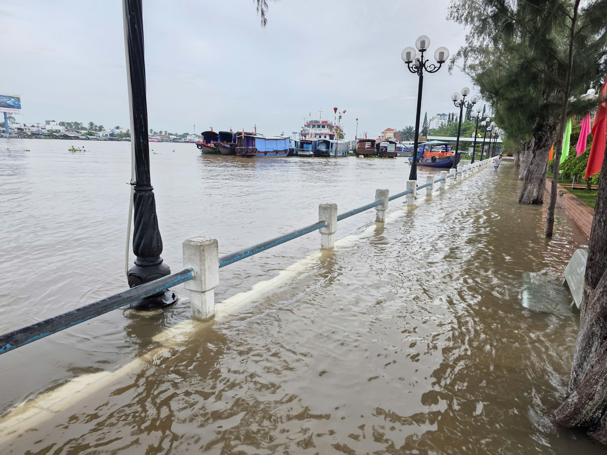 Triều cường gây ngập ở khu vực Bến Ninh Kiều. Ảnh: CTV