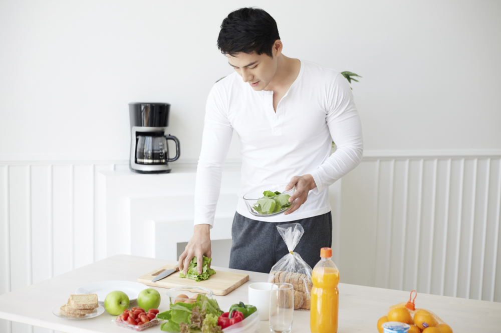 Đàn ông quyến rũ khi vào bếp chắc chỉ có trên...phim (ảnh minh họa)