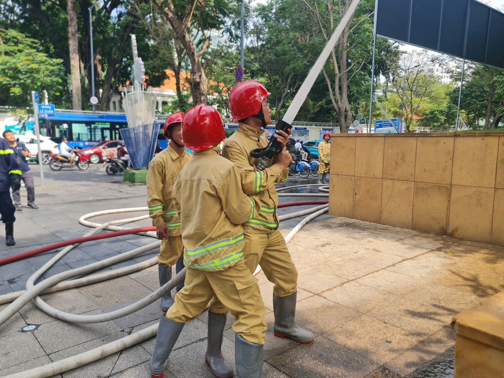 Phun nước dập lửa.