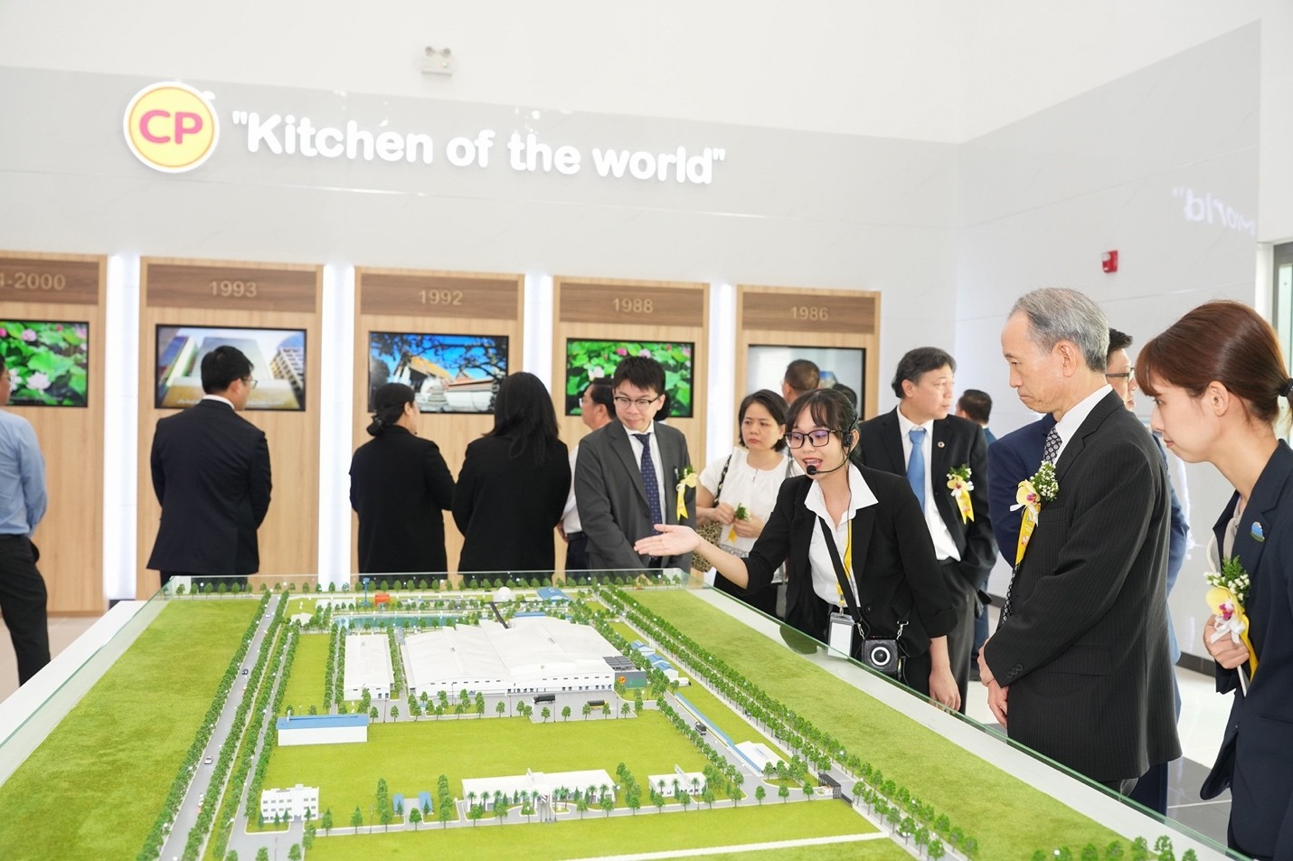 Các đại biểu đang lắng nghe giới thiệu về tổ hợp sản xuất gia cầm CPV Food Bình Phước - Ảnh: CPV Food