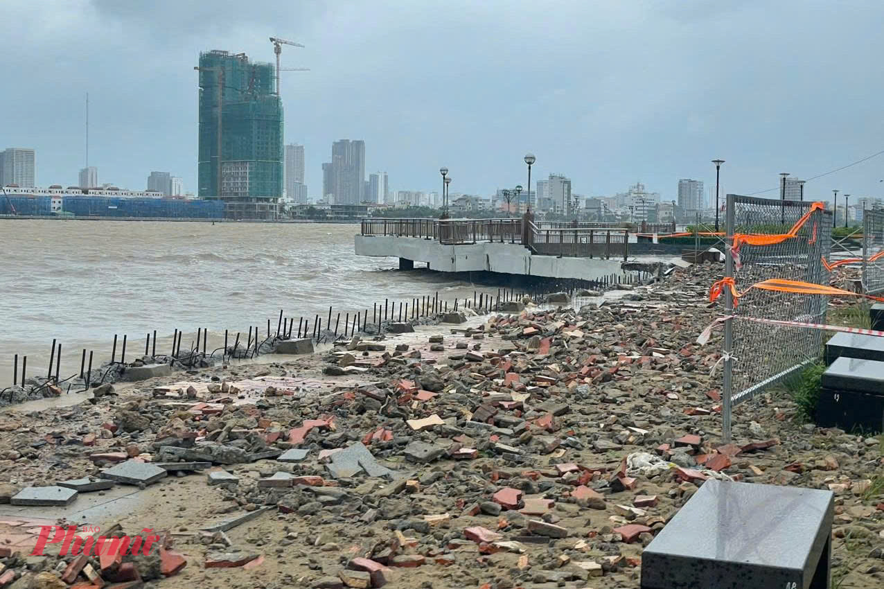 Gạch lót vỉa hè bị đánh tan nát