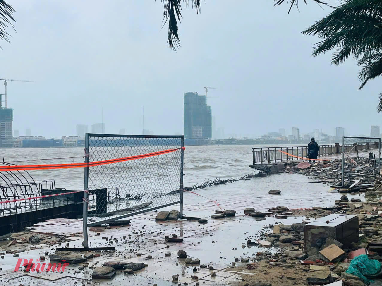 Sở Xây dựng Đà Nẵng đã phê duyệt dự án hơn 12 tỉ để làm dự án bảo vệ kè và vỉa hè đoạn này