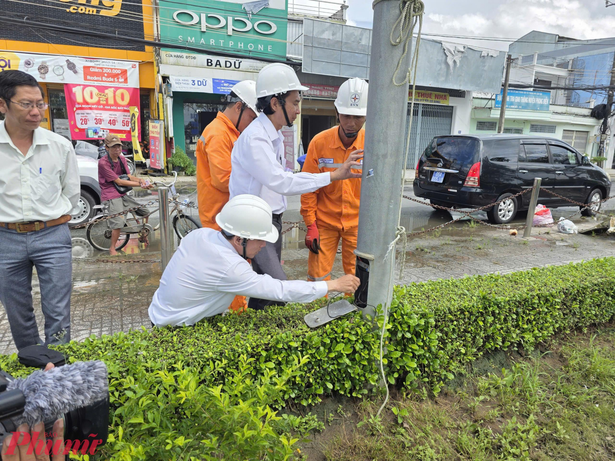 Ngành chức năng kiểm tra khắc phục sự cố điện ở khu vực xảy ra vụ việc... Ảnh: Trung Phạm