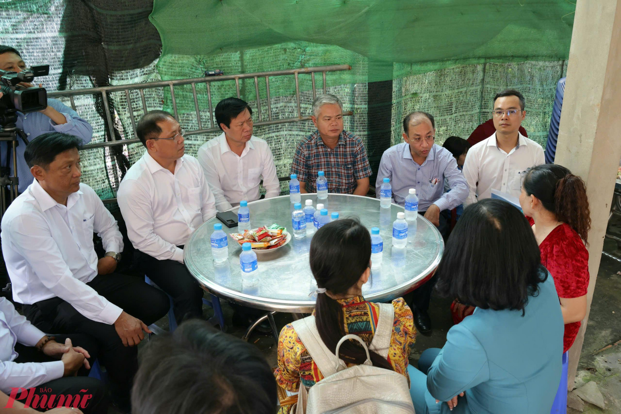 Đoàn công tác của TP Cần Thơ và chính quyền địa phương thăm hỏi, chia sẻ mất mát với gia đình các em... Ảnh: Trung Phạm