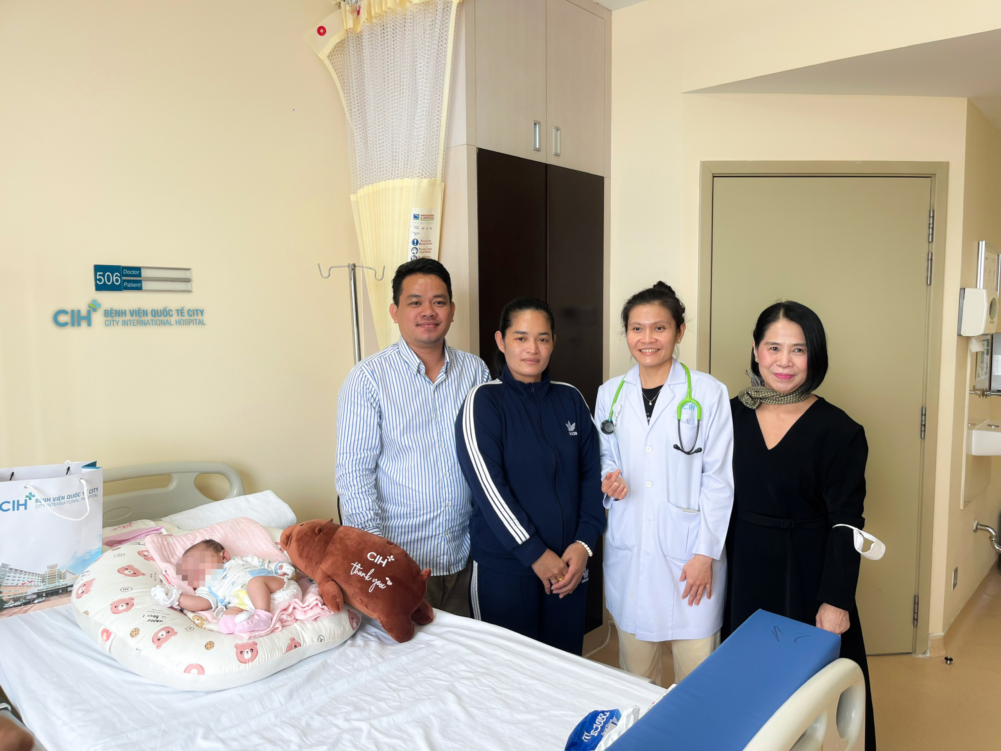 Bác sĩ thăm, chúc mừng gia đình bé gái, ảnh BVCC