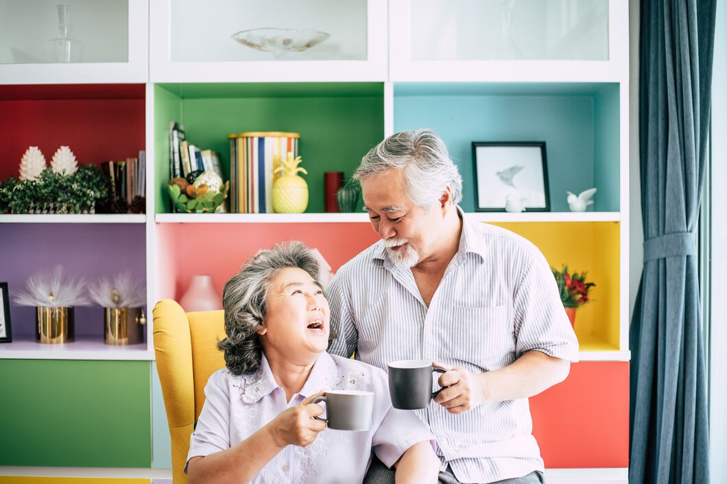 Ba mẹ tôi ngoài 70, ở một mình  - ảnh Freepik