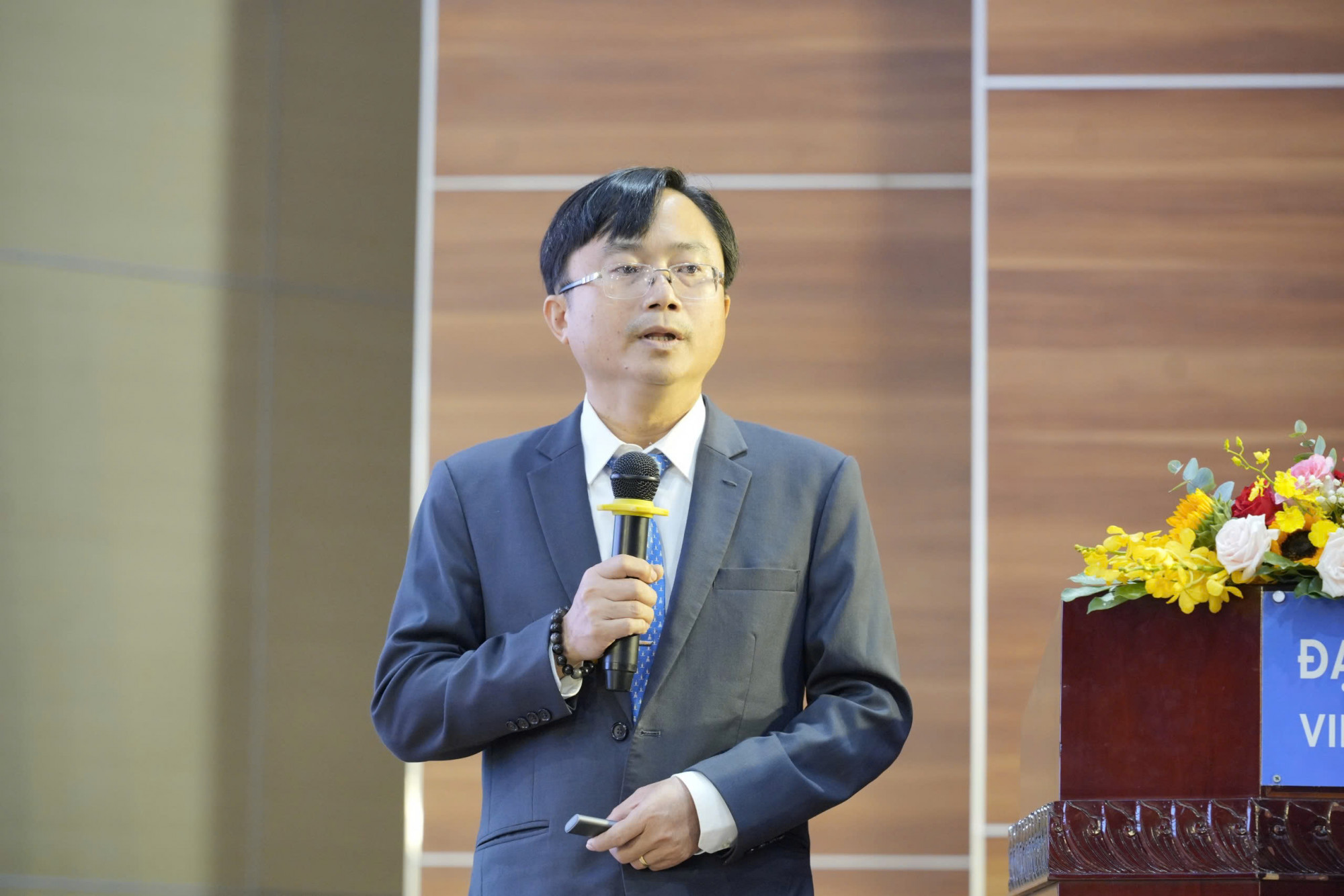 Phó giáo sư, tiến sĩ Đỗ Phú Trần Tình chia sẻ tại hội thảo - Ảnh: N.L