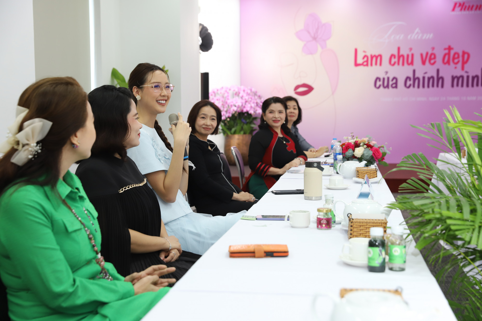Tọa đàm "Làm chủ vẻ đẹp chính mình": Vẻ đẹp của sự tự tin, thấu hiểu và yêu thương bản thân Bảo Ngọc cho rằng để đẹp, phụ nữ nên hài hòa giữa ngoại hình và cảm xúc