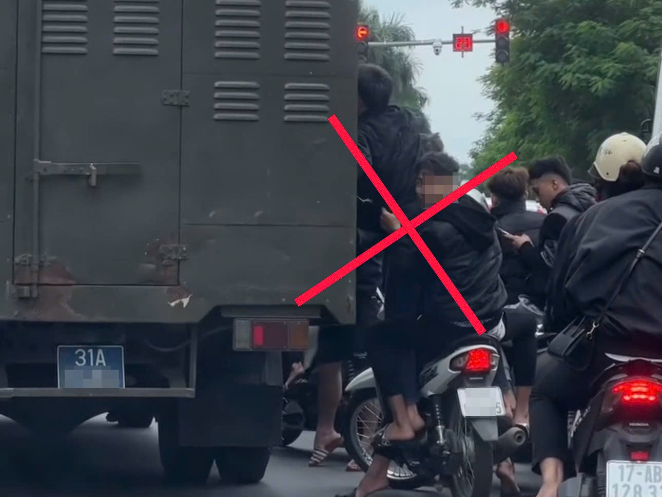 Hình ảnh vi phạm TTATGT được phản ánh trên MXH. Ảnh: Cắt từ clip
