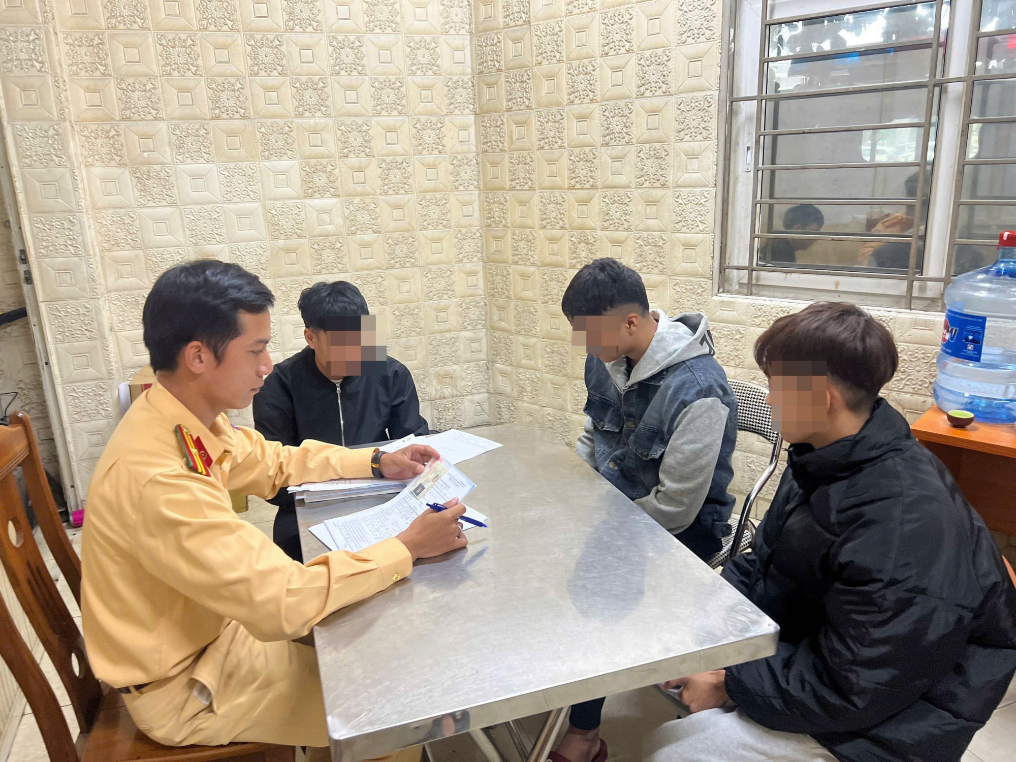 CSGT làm việc với nhóm thanh niên vi phạm. Ảnh: Công an cung cấp.