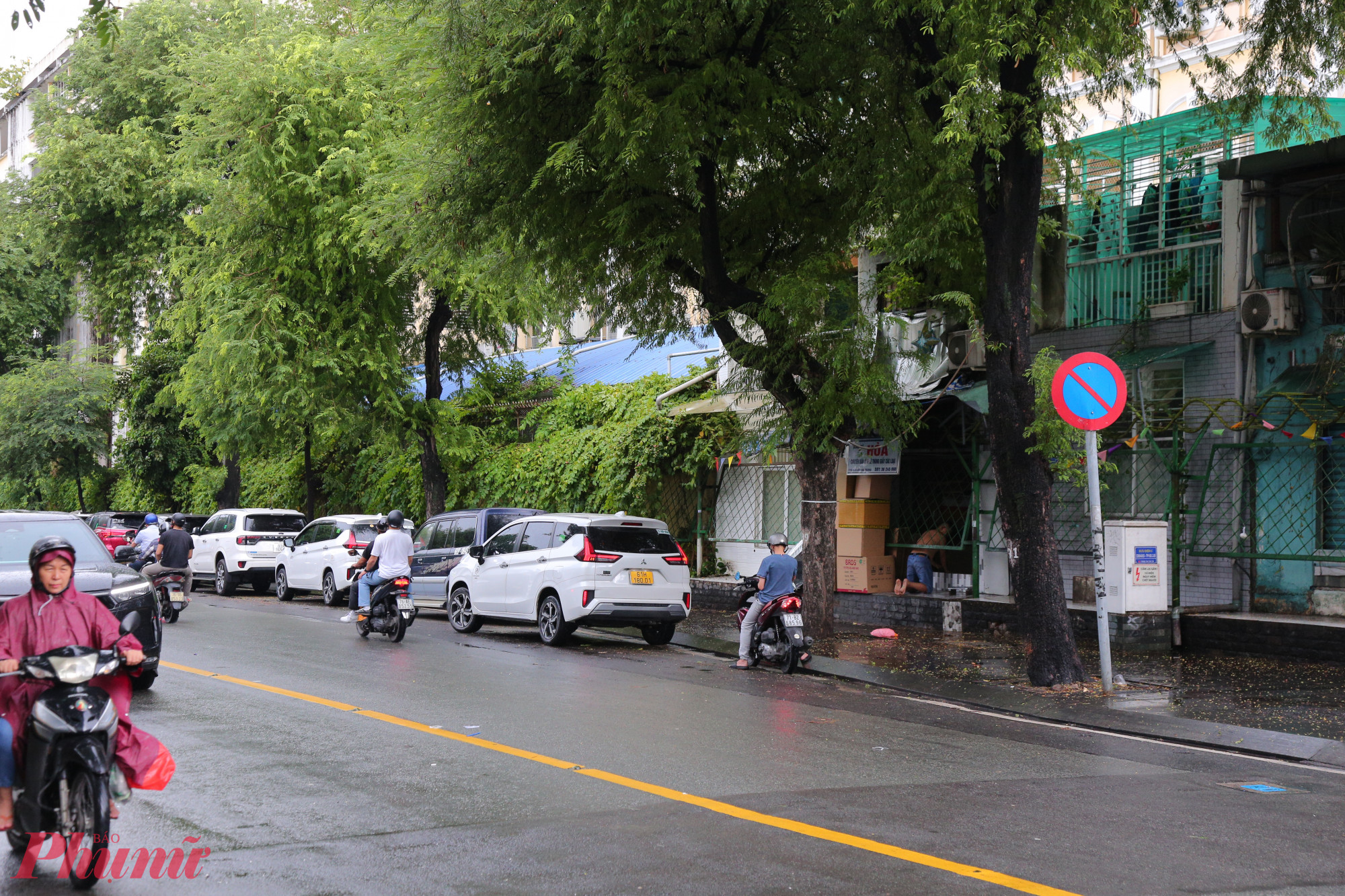 Ô tô đỗ dưới lòng đường Hai Bà Trưng (quận 1 - trước đây) tại biển báo cấm đỗ xe trên đường 