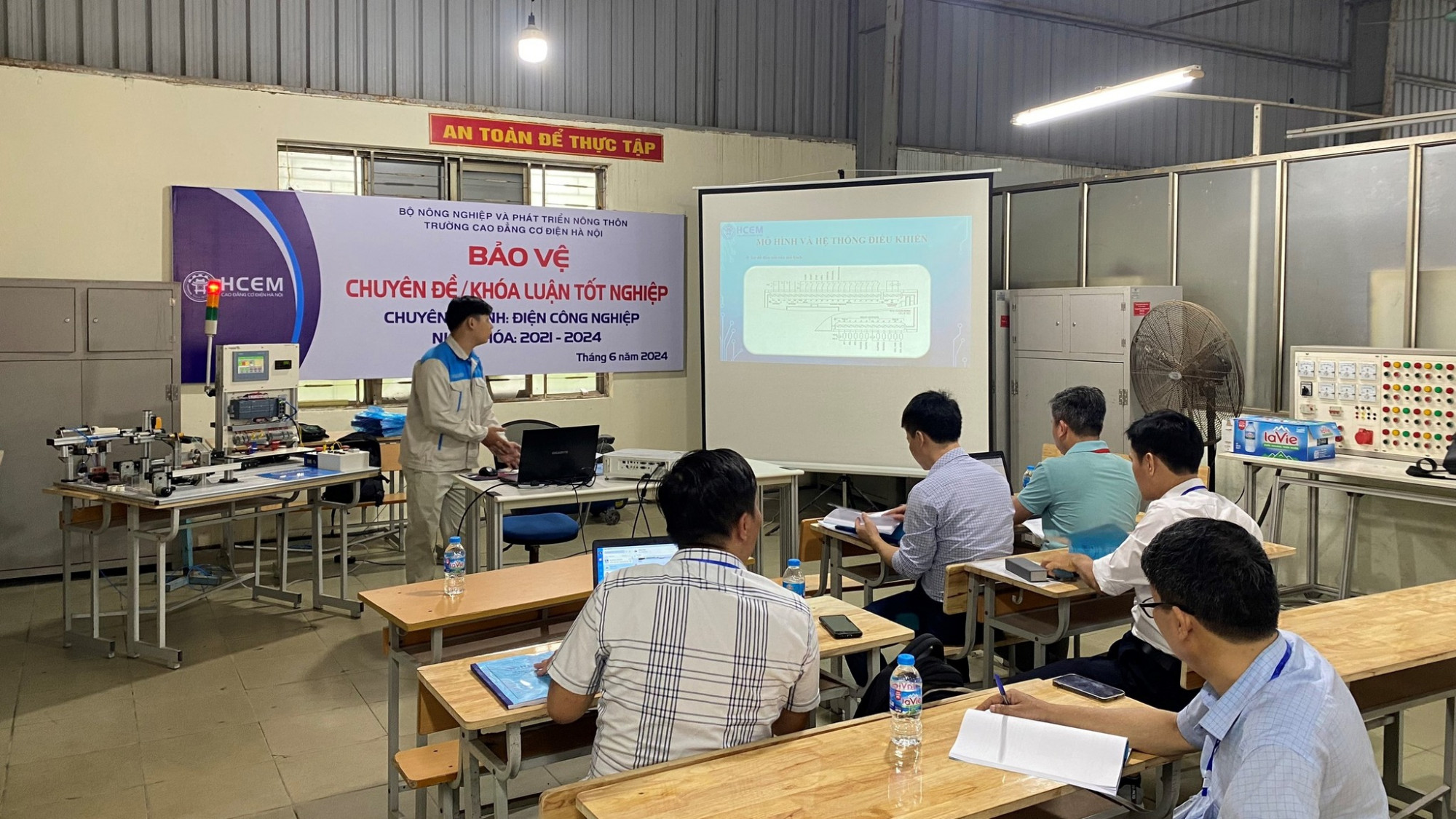 Sinh viên Trường cao đẳng Cơ điện Hà Nội bảo vệ khóa luận tốt nghiệp. Ảnh: HCEM