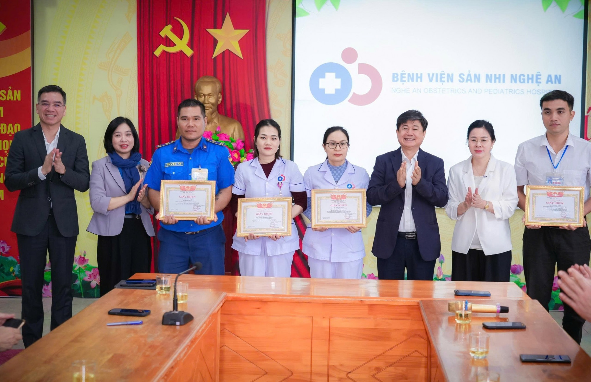 Giám đốc Sở Y tế Nghệ An tặng giấy khen cho 8 nhân viên y tế dũng cảm cứu người trong vụ việc - Ảnh: Khánh Trung