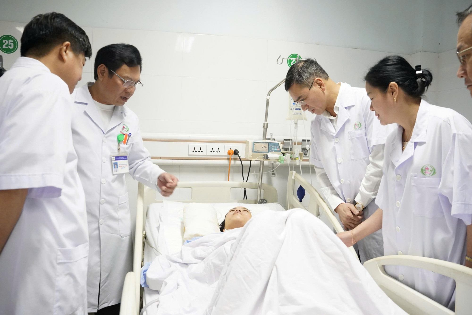 Đoàn công tác Bộ Y tế thăm hỏi các nhân viên y tế, người nhà bệnh nhân bị thương trong vụ việc - Ảnh: Khánh Trung