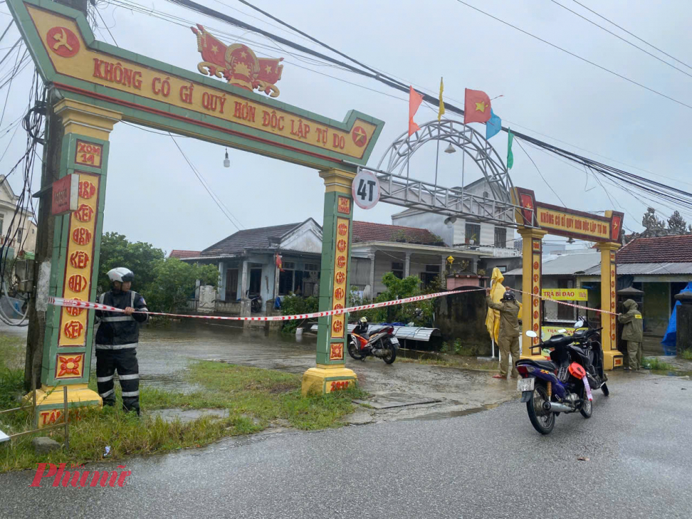 Mưa to, nước ngập nhiều tuyến đường trên địa bàn TP Huế. Những tuyến đường ngập sâu, ngành chức năng đã cử lực lượng rào chắn, cấm đường để người và các loại phương tiện không đi qua, nguy hiểm đến tính mạng và tài sản của nhân dân