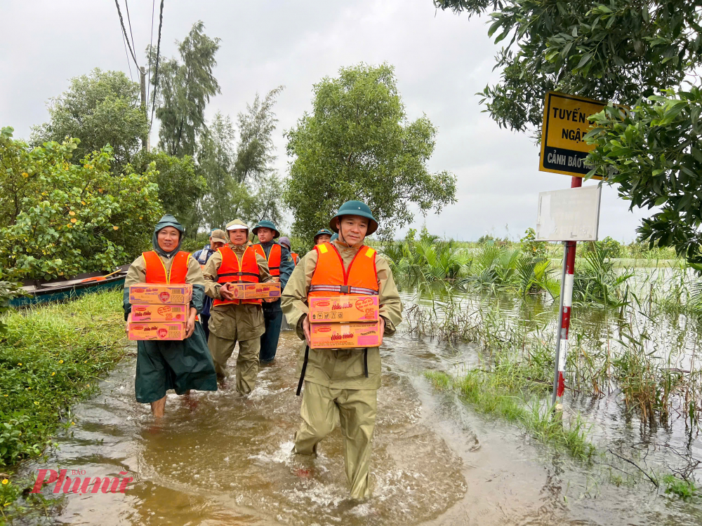 Trong chiều nay 40 thùng mỳ tôm đầu tiên đã được cán bộ phường Hóa Châu trao tặng cho bà con vùng ngập lụt