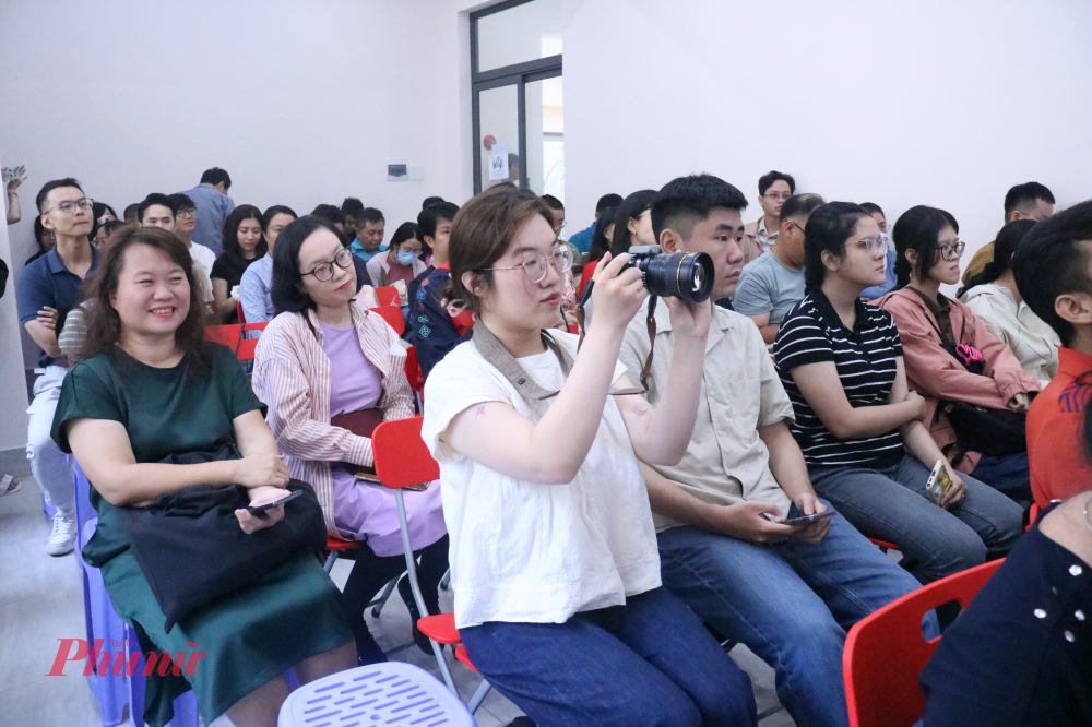 Đông đảo độc giả đến tham gia buổi giao lưu và trò chuyện cùng nhà văn Camille Laurens - Ảnh: Phương Nhã