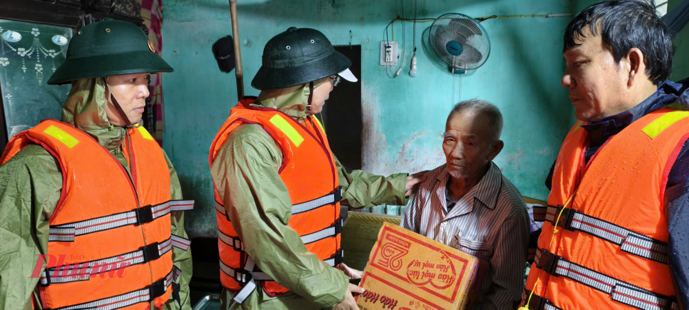 Ông Phan Trọng Nghĩa-  Chủ tịch UBND phường Hóa Châu tặng quà cho các gai đình khó khăn ảnh hưởng lũ lụt