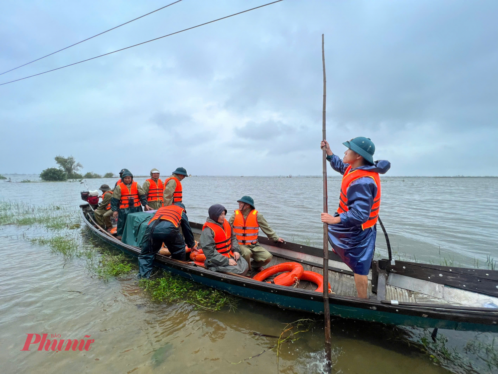 Xuất phát từ trụ sở Đảng ủy phường,  Đoàn công tác do ông Trần Ngọc Dương- Bí thư Đảng ủy phường đã đến thăm hỏi động viên bà con đang gặp khó khăn do lũ lụt