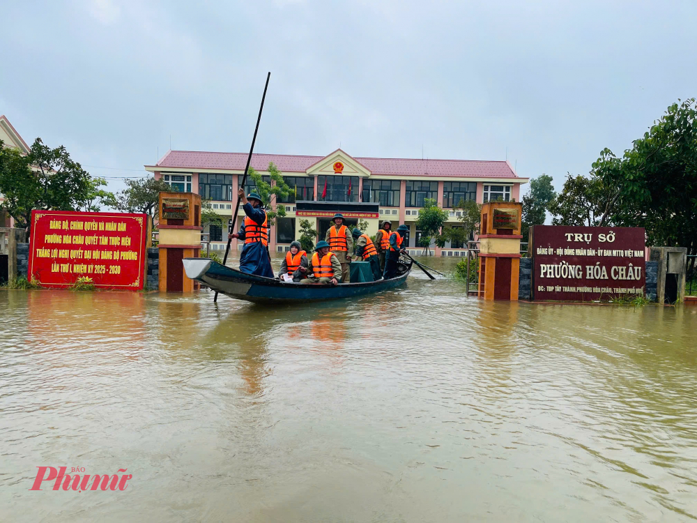 Chiều 24/10 lãnh đạo phường Hóa Châu (TP Huế) lên thuyền di chuyển vào ổ dân phố Quản Hòa và Đội 12B Tổ Dân phố Minh Thanh