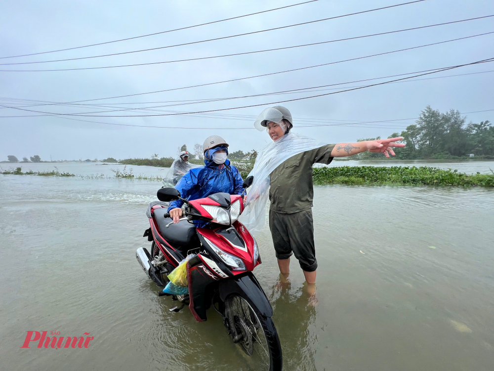 Từ sáng sớm lực lượng chức năng phường Hóa Châu TP Huế đã triển khai lực lượng hướng dẫn, hỗ trợ giúp đõ người dân đi qua những đoạn đường ngập lụt.