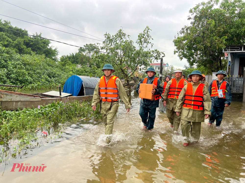 Do nước ngập sâu, đường vào 2 điểm này khó khăn, tranh thủ mưa ngớt những thùng mỳ tôm đầu tiên đã được đưa ra khỏi thuyền an toàn