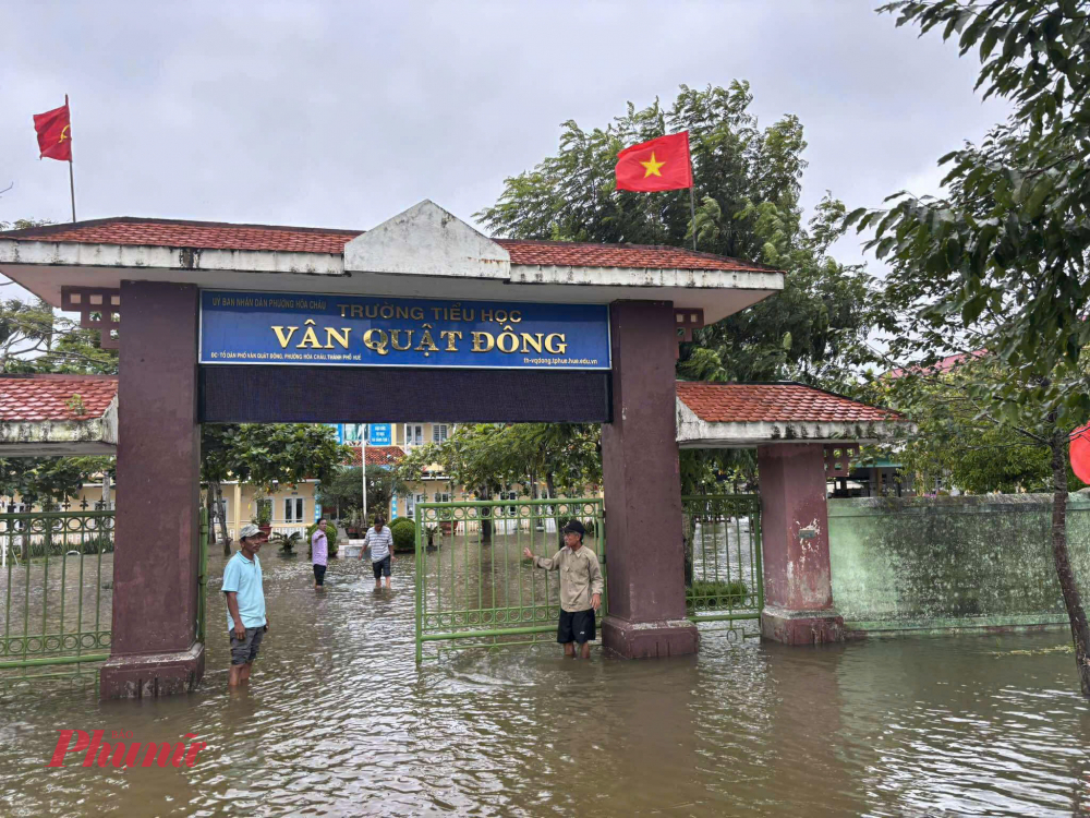 Ghi nhận của phóng viên báo Phụ nữ TP HCM trong sáng nay 24/10 tại trường Tiểu học Vân Quật Đông phường Hóa Châu nước lũ vẫn còn ngập nặng.