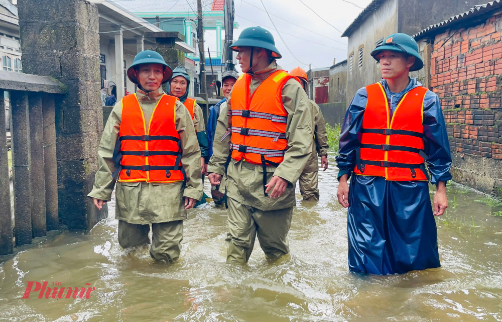 Đến thời điểm hiện tại, các tuyến đường trục chính trên địa bàn phường Hóa Châu đã bị chia cắt, ngập lụt từ 30 – 80cm như: 