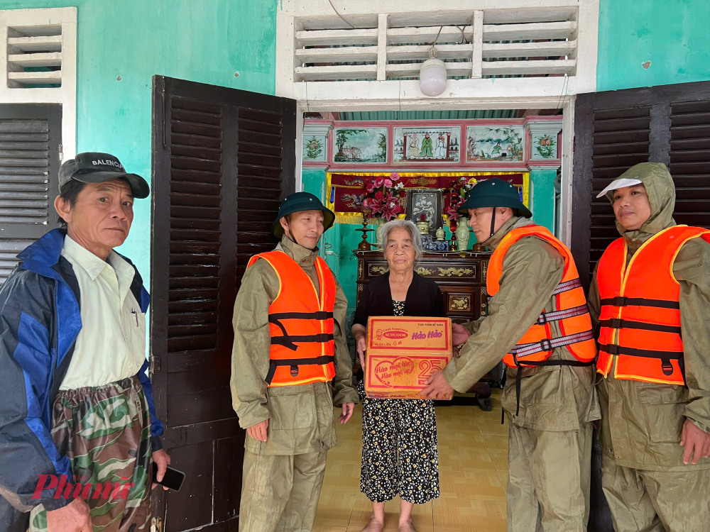 Ông Trần Ngọc Dương- Bí thư Đảng ủy thay mặt cán bộ nhân dân phường đến thăm, động viên bà Hà Thị Lợi ở Tổ dân phố Quán Hòa