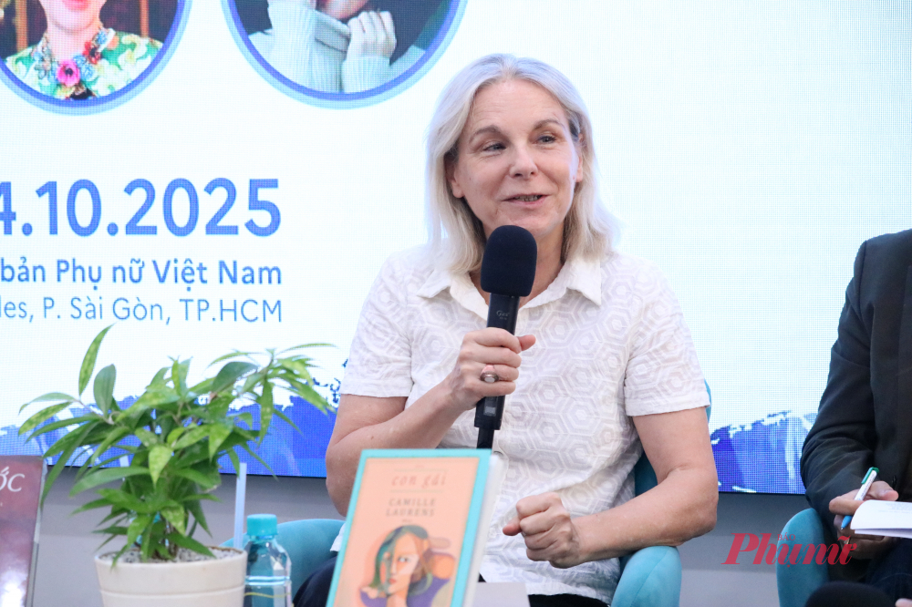 Nhà văn Camille Laurens trò chuyện cùng độc giả về nghệ thuật chơi chữ trong văn chương - Ảnh: Phương Nhã