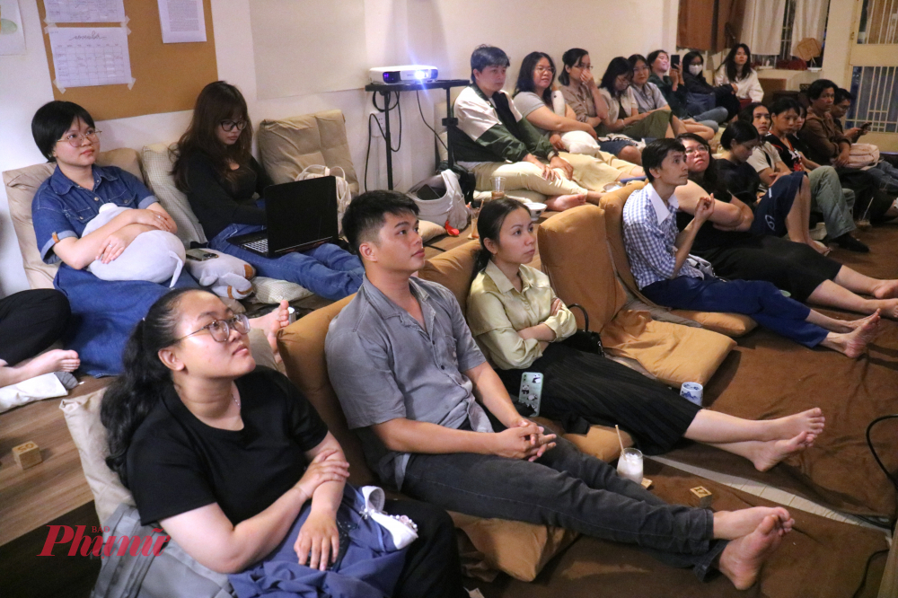 Khách tham dự thưởng thức giai điệu đàn tranh được trình diễn bởi các nghệ sĩ tài năng - Ảnh: Phương Nhã