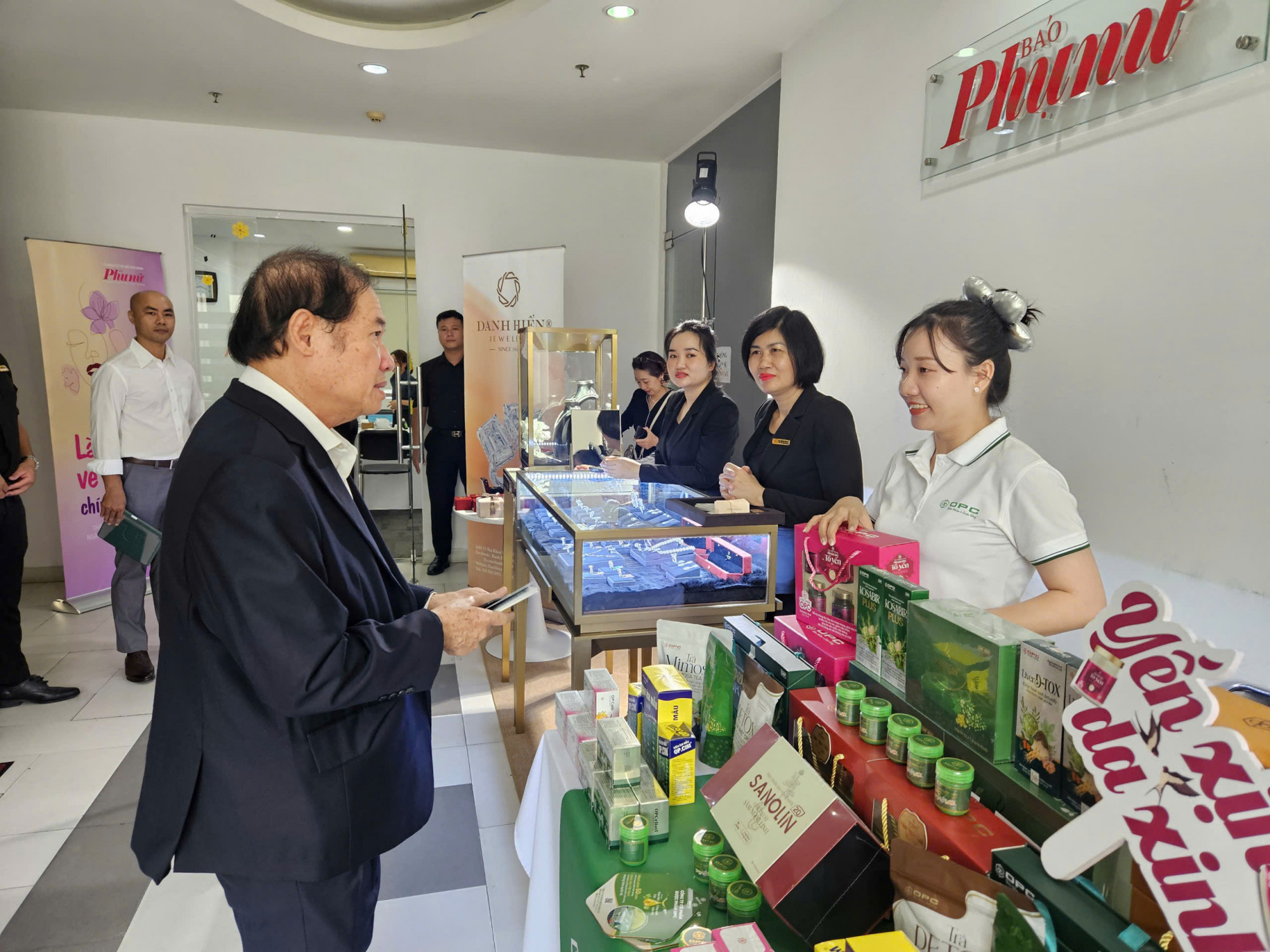 Tọa đàm "Làm chủ vẻ đẹp chính mình": Vẻ đẹp của sự tự tin, thấu hiểu và yêu thương bản thân Các