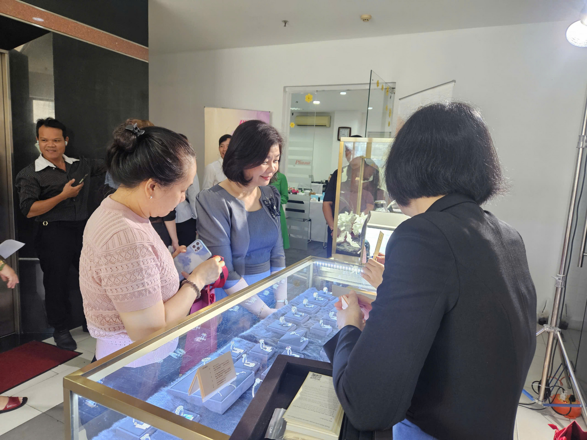 Tọa đàm "Làm chủ vẻ đẹp chính mình": Vẻ đẹp của sự tự tin, thấu hiểu và yêu thương bản thân Khách mời tham quan gian hàng tại buổi tọa đàm