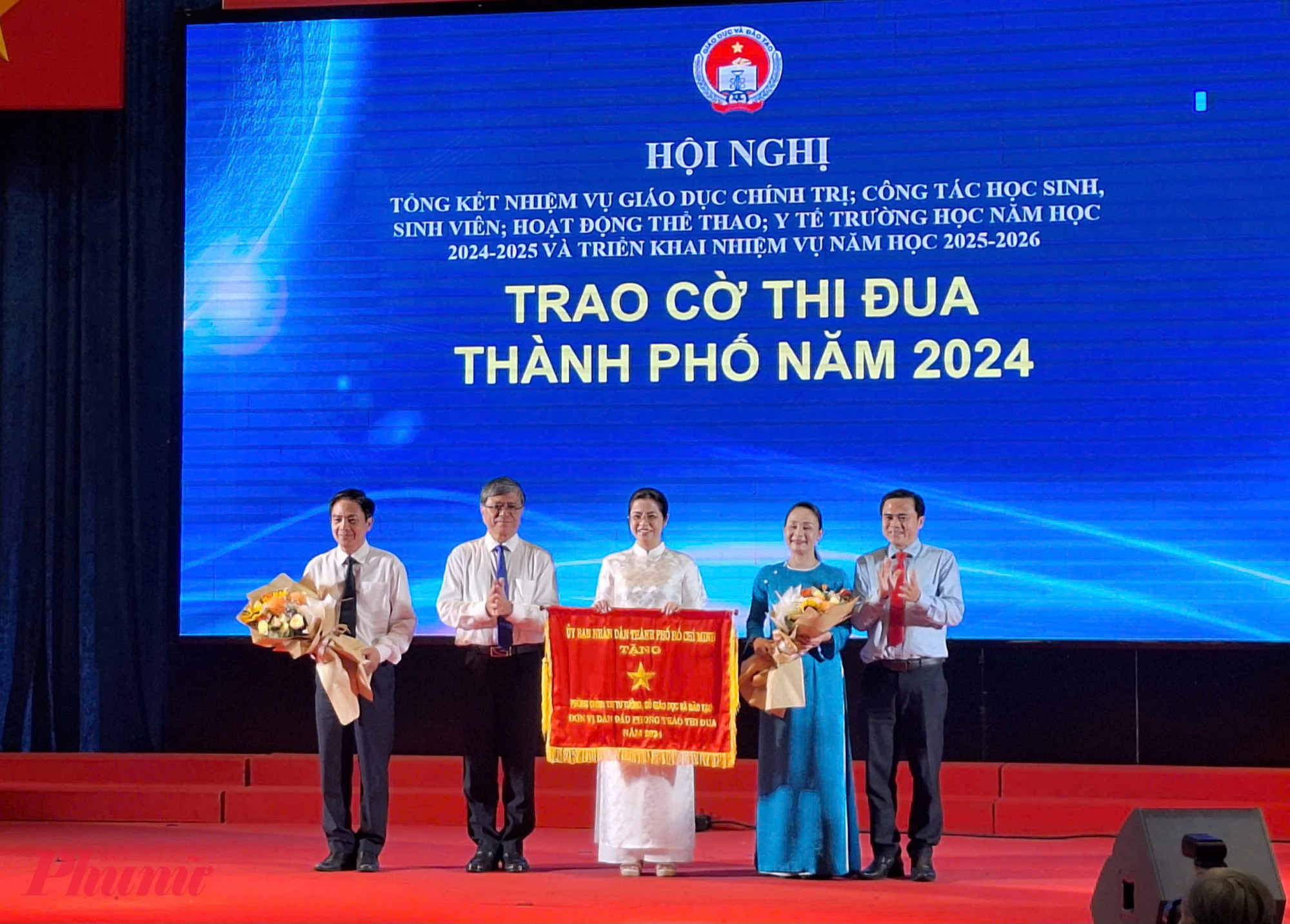 Phòng Học sinh, Sinh viên (Sở GD-ĐT TPHCM) nhận cờ thi đua của UBND TPHCM - Ảnh: Trang Thư