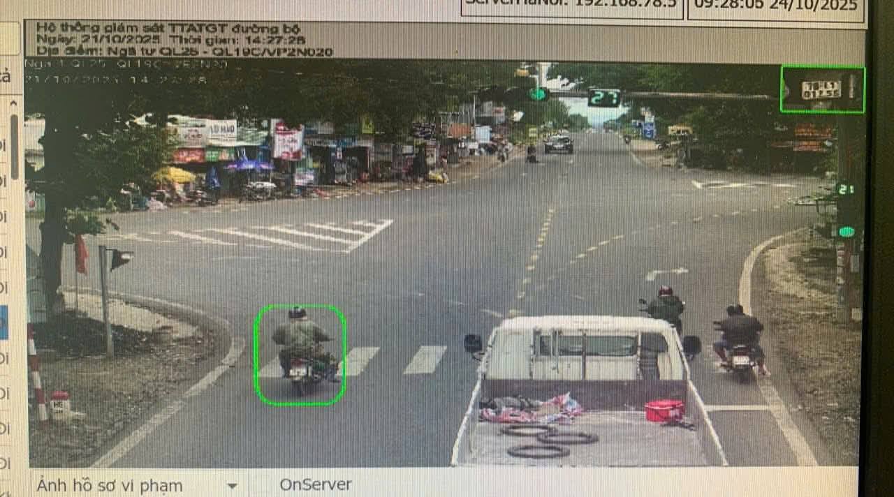 Trên thực tế, có rất nhiều người, nhất là người điều khiển xe máy có một thói quen sai lầm là khi gần đến đoạn đường muốn rẽ, họ thường chạy xe hẳn sang làn ngược chiều. Ảnh: Phòng CSGT Công an tỉnh Đắk Lắk.