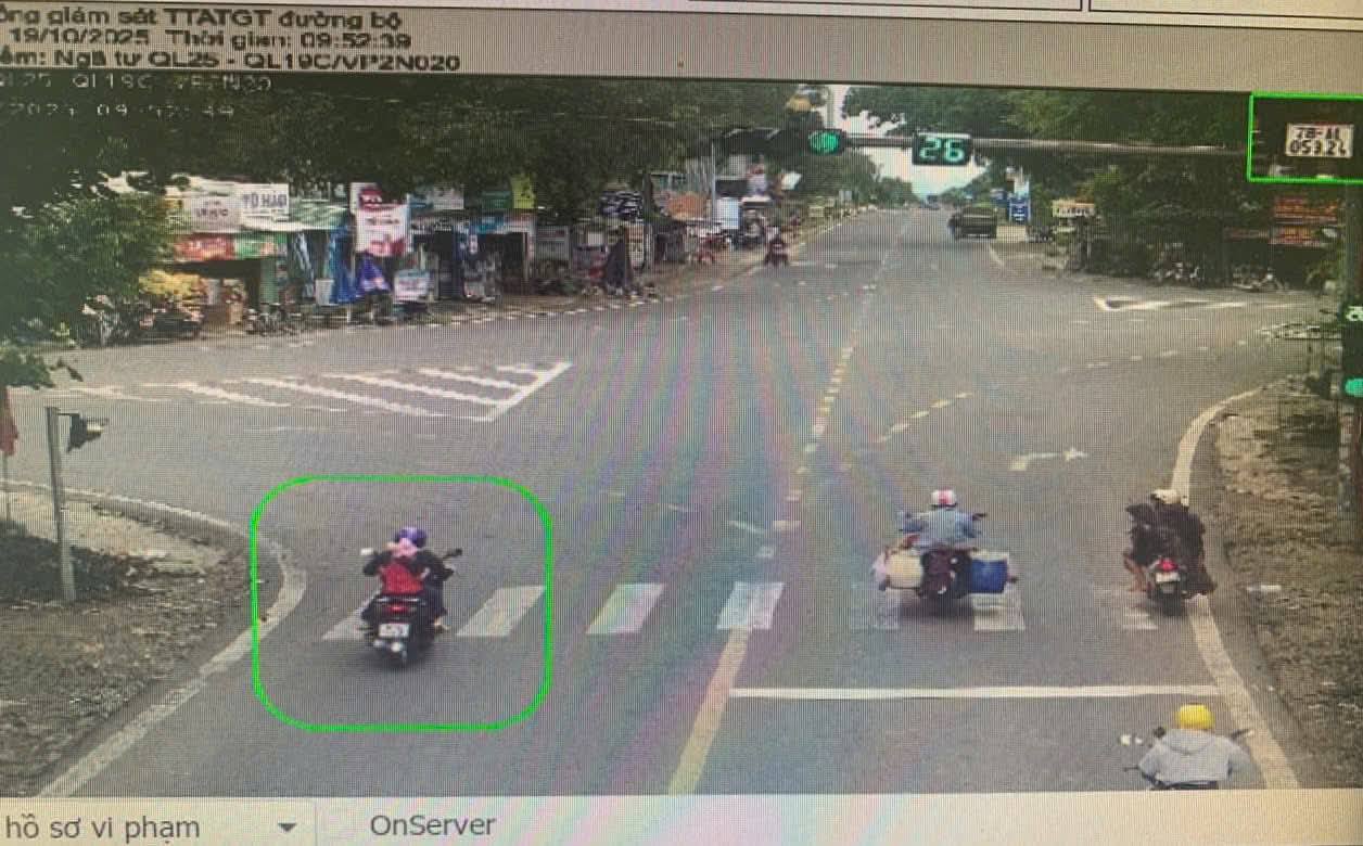 Nhiều người lầm tưởng rằng làm như vậy là cẩn thận, nhưng thực tế đây là hành vi vi phạm, theo quy định sẽ bị xử phạt. Ảnh: Phòng CSGT Công an tỉnh Đắk Lắk.
