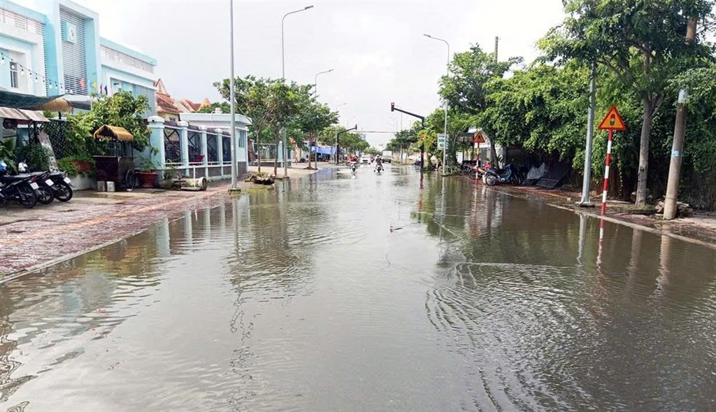Mưa lớn kết hợp triều cường gây ngập một số tuyến đường. Ảnh: Ngọc Khánh