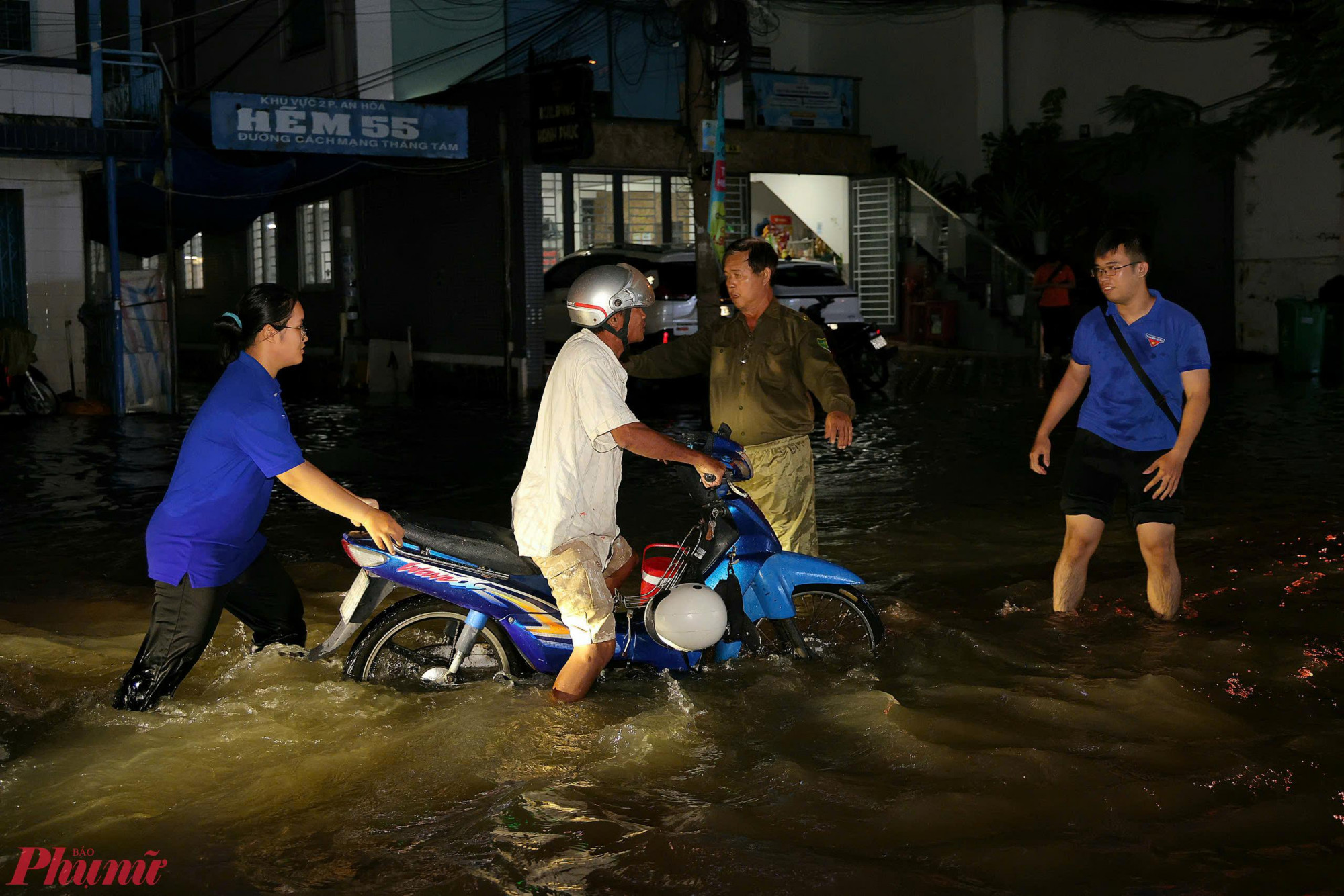 lực lượng công an, quân sự, dân phòng, đoàn thanh niên, sinh viên… đã có mặt ở các nơi ngập sâu để hỗ trợ bà con đi lại,