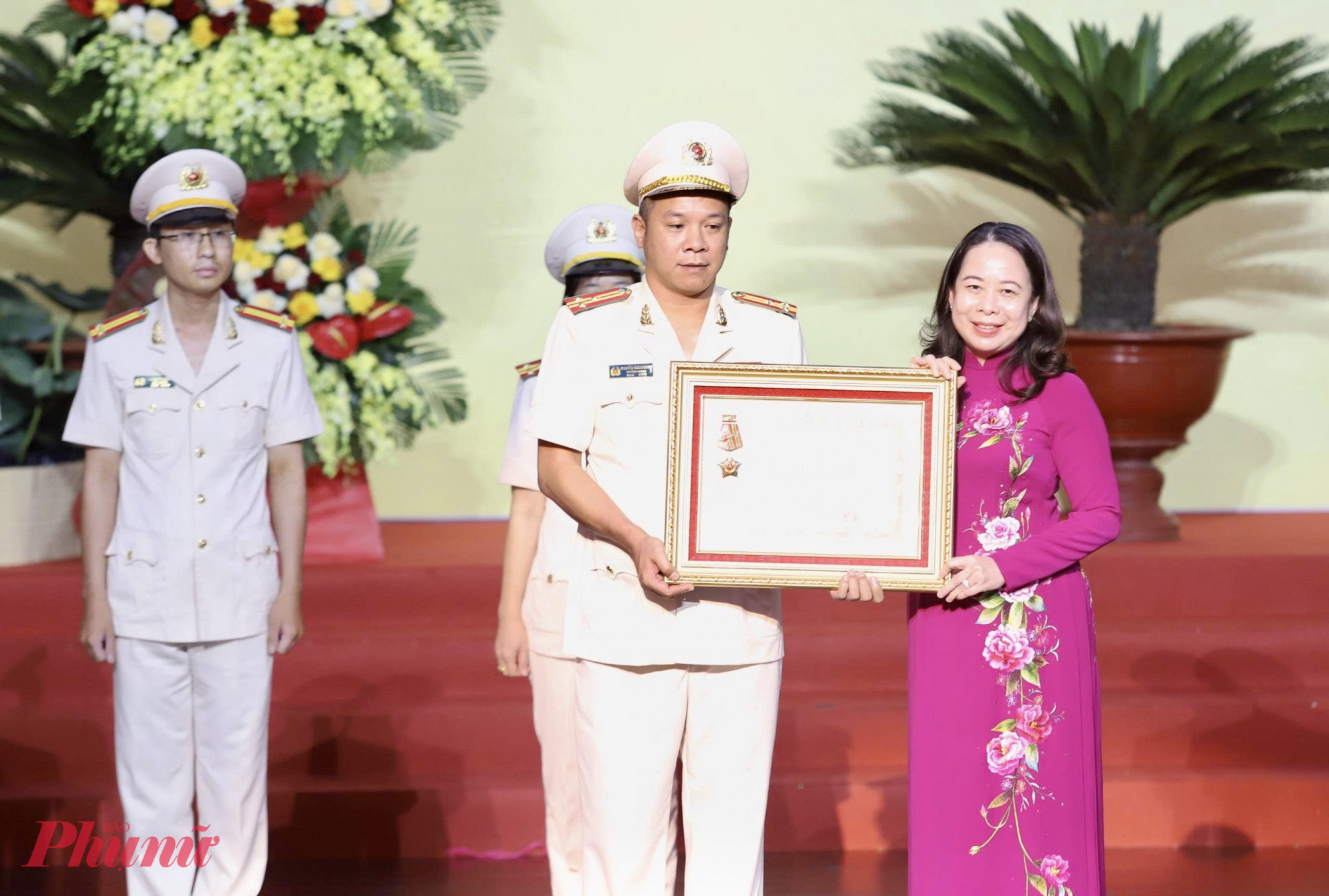 Bà Võ Thị Ánh Xuân - Phó chủ tịch nước tặng Huân chương Huân công hạng Ba cho Thượng tá Nguyễn Thành Hưng (Phòng Cảnh sát điều tra tội phạm về tham nhũng, kinh tế, buôn lậu, môi trường - Công an TPHCM) - Ảnh: Thanh Tâm